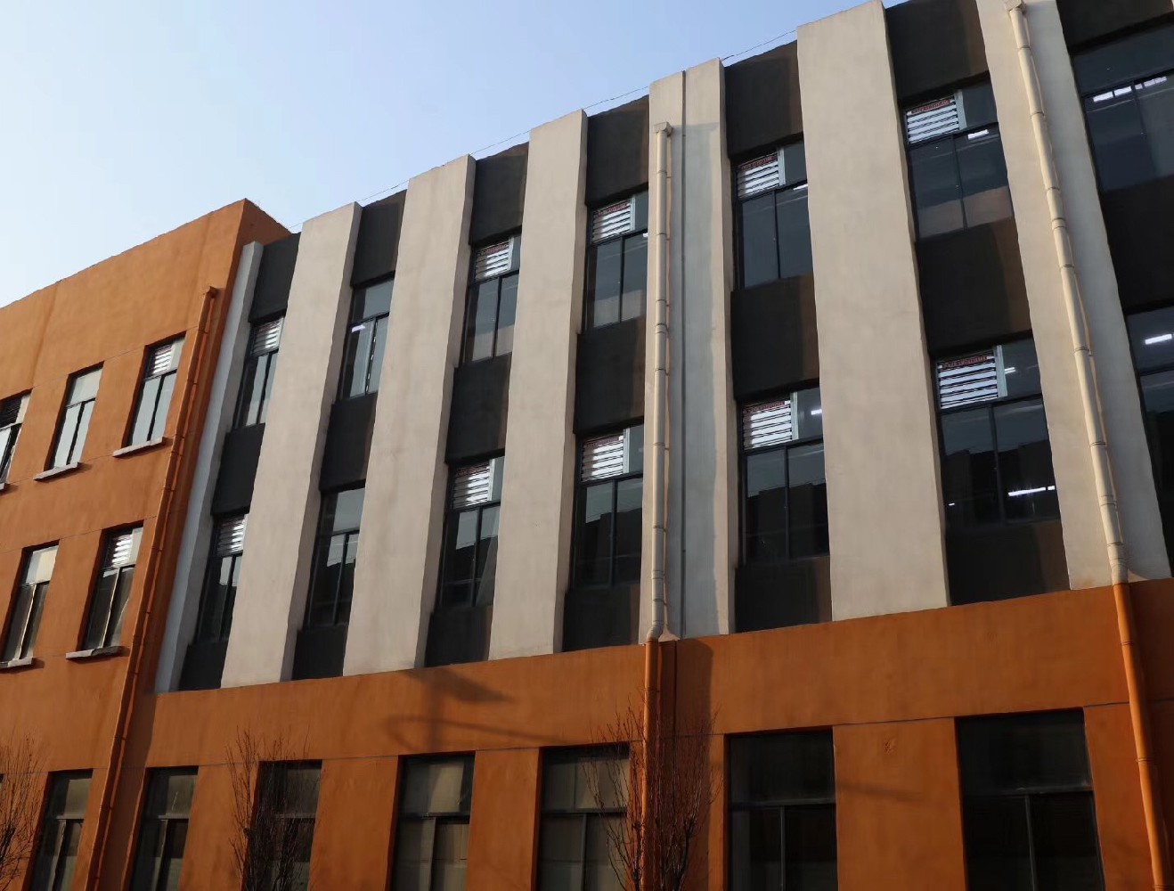 水冷空调冷气向上吹可以提高降温的效率